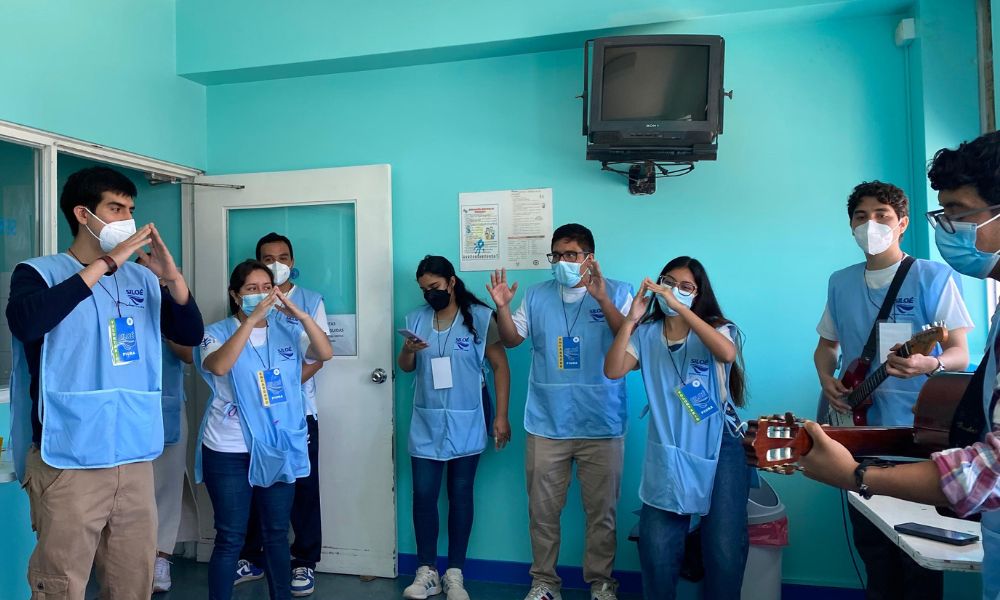 Jóvenes del Movimiento de Vida Cristiana llevan esperanza a niños hospitalizados en Piura