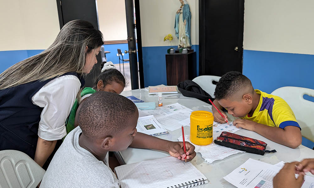 Fundación Acción Solidaria brinda apoyo escolar a más 200 niños en barrio Nigeria de Guayaquil